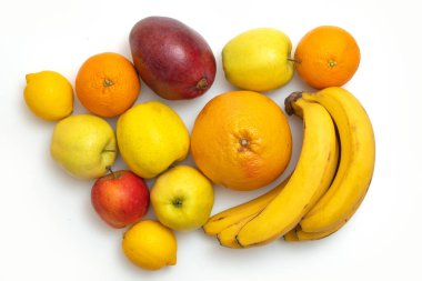 Beyaz arka planda taze meyveler. C vitamini.