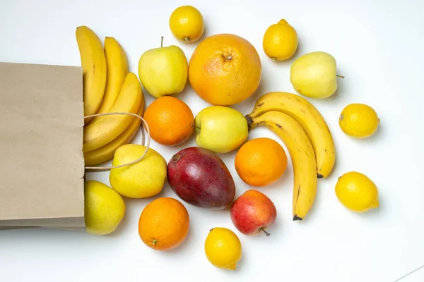 Top View Χάρτινη Τσάντα Και Φρέσκα Διαφορετικά Φρούτα Σύνολο Βιταμινών — Φωτογραφία Αρχείου