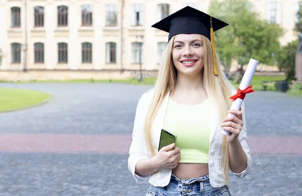 Jovem Estudante Feliz Chapéu Formatura Fundo Universidade Conclusão Dos Estudos — Fotografia de Stock