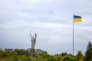 Ukrayna 'nın ulusal bayrağı ve Kyiv' deki Annelik Heykeli.