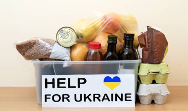 Ukrayna için insani gıda yardımı. Ukraynalı mülteciler için yiyecek kutusu.