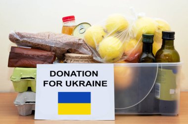 Ukrayna için insani gıda yardımı. Ukraynalı mülteciler için yiyecek kutusu.