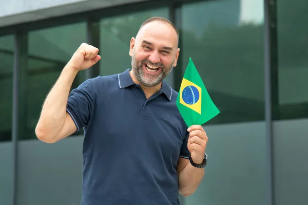 Feliz Futebol Homem Meia Idade Com Bandeira Brasil Viajar Para — Fotografia de Stock