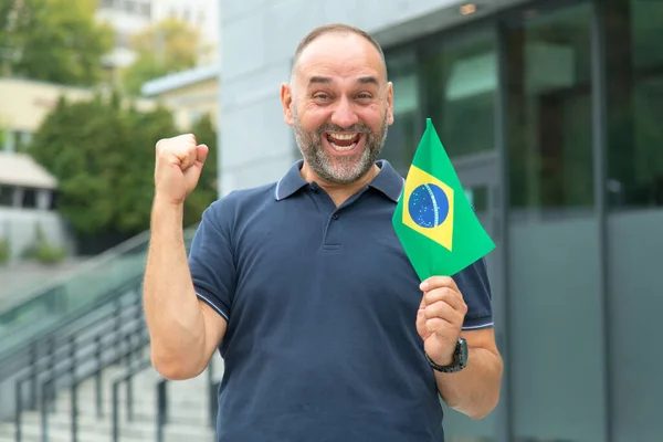 Szczęśliwego Fana Futbolu Mężczyzna Średnim Wieku Flagą Brazylii Podróż Ameryki — Zdjęcie stockowe