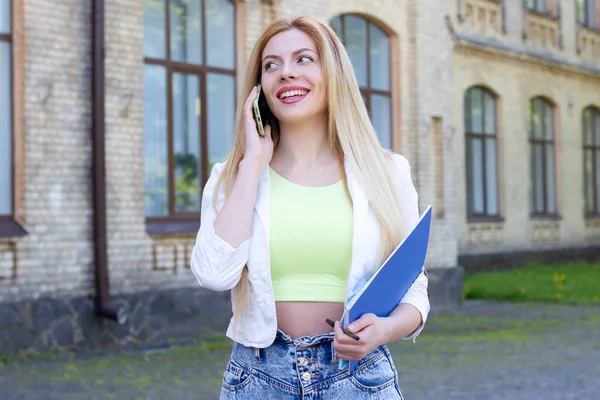 Młoda Kobieta Rozmawia Przez Telefon Stojąc Blisko Uniwersytetu Student Rozmawia — Zdjęcie stockowe