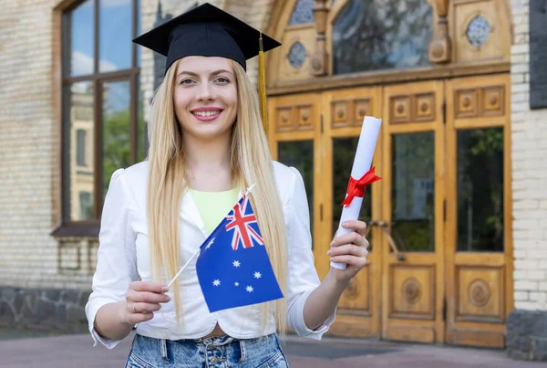 Graduada Com Diploma Uma Bandeira Australiana Perto Universidade — Fotografia de Stock