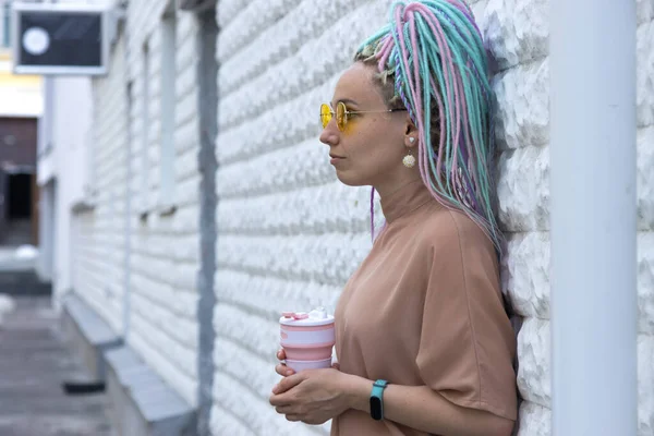Giovane Donna Moderna Con Dreadlocks Colorati Acconciatura Con Bicchiere Caffè — Foto Stock