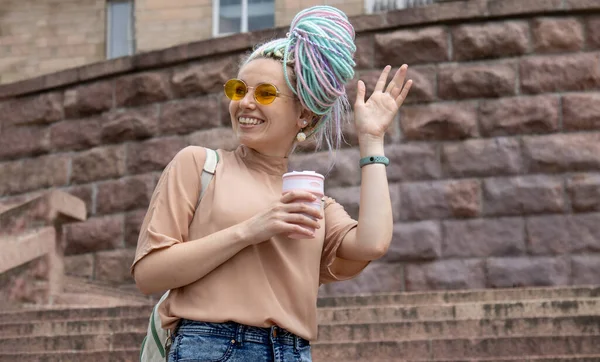 Hello Young Stylish Woman Dreadlocks Hairstyle Yellow Fashion Glasses City — Stok fotoğraf