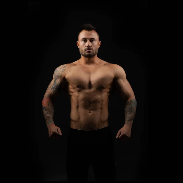 Muskulös Manlig Kroppsbyggare Med Naken Toros Svart Bakgrund — Stockfoto