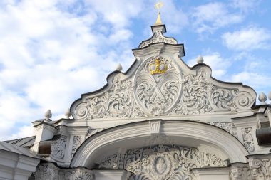 Batı kapısının üst kısmı, bir UNESCO anıtı olan Aziz Sophia Kyiv Lavra topraklarının ikinci girişi. Kyiv, Ukrayna.