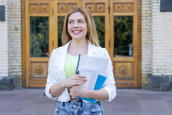 Radosna Studentka Przy Wejściu Uniwersytet Egzaminach — Zdjęcie stockowe