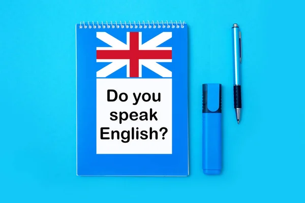 Notatnik Tekstem Mówisz Angielsku Niebieski Notatnik Flaga Wielkiej Brytanii Marker — Zdjęcie stockowe