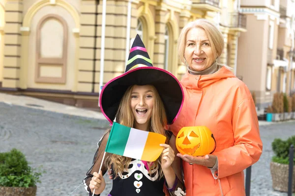 Grand Mère Petite Fille Avec Drapeau Irlande Jour Halloween Petite — Photo