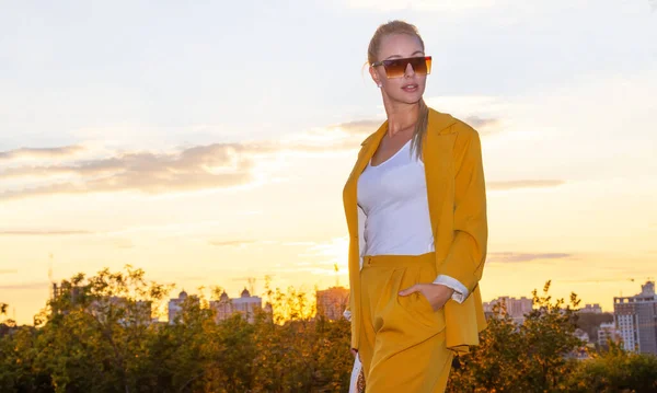 Giovane Bella Donna Pantalone Giallo Contro Cielo Del Tramonto — Foto Stock