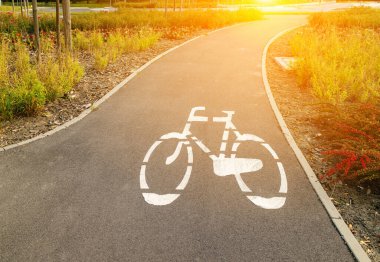 At arabasının üzerinde bisiklet işareti olan bisiklet yolu..