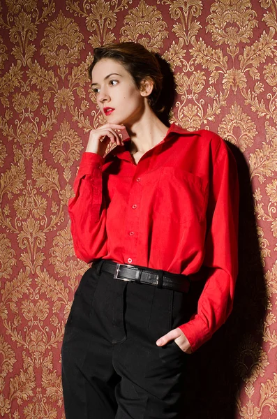 Chica con camisa roja masculina. En interior retro — Foto de Stock