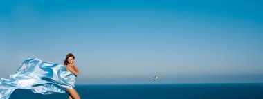 mavi elbiseli kızıl saçlı kız