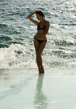 bir mayo içinde ince kız