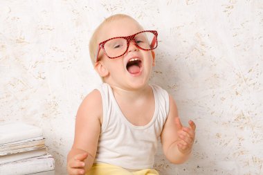 çocuk kırmızı gözlük