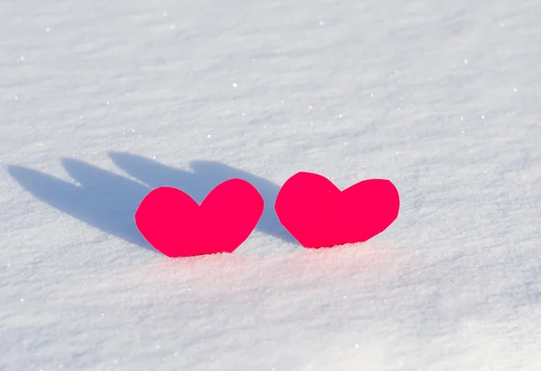 Zwei rote Herzen im Schnee — Stockfoto