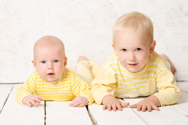 Twee broers in jurk geel — Stockfoto