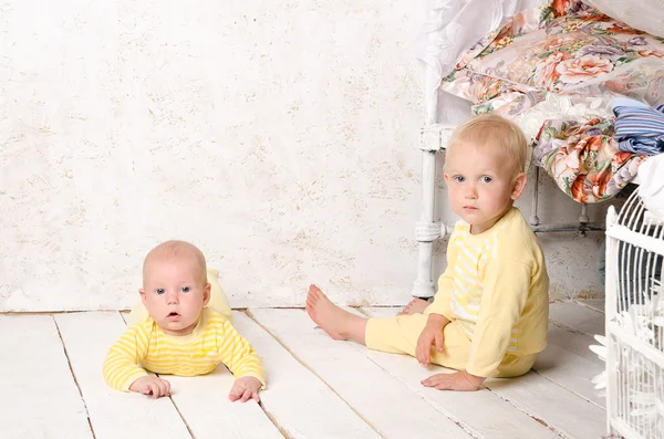 Dos hermanos en vestido amarillo — Foto de Stock