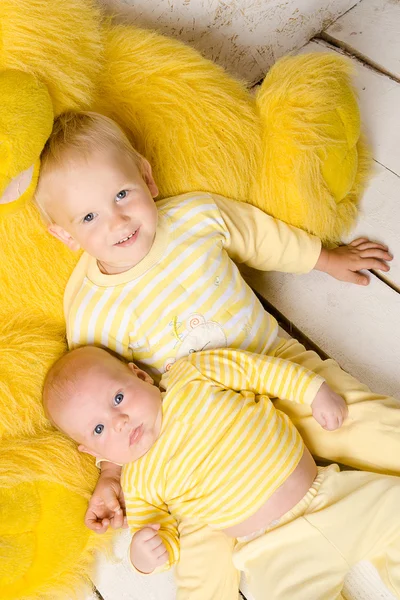 Dos hermanos en vestido amarillo — Foto de Stock