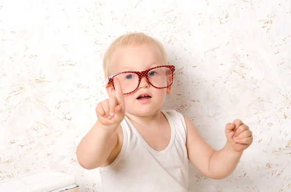 Jongen in rood glazen — Stockfoto