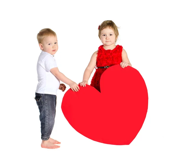 Niños con un gran corazón hecho de papel rojo —  Fotos de Stock