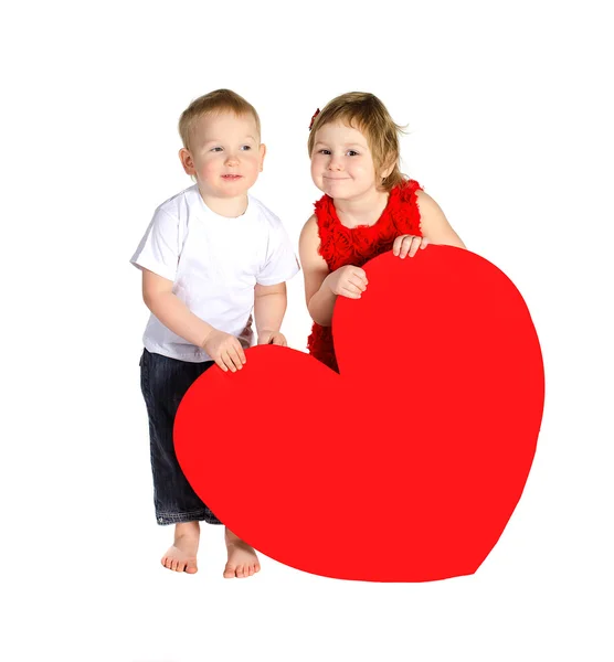 Niños con un gran corazón hecho de papel rojo —  Fotos de Stock