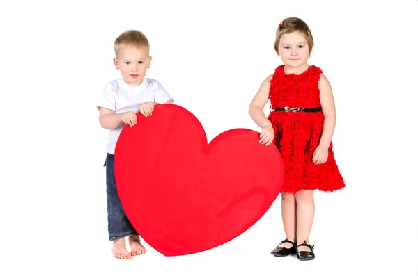 Niños con un gran corazón hecho de papel rojo —  Fotos de Stock