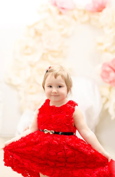 Fille en robe rouge de soirée — Photo