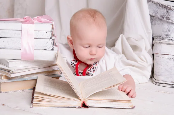 Jongen op wit geschilderde verdieping — Stockfoto