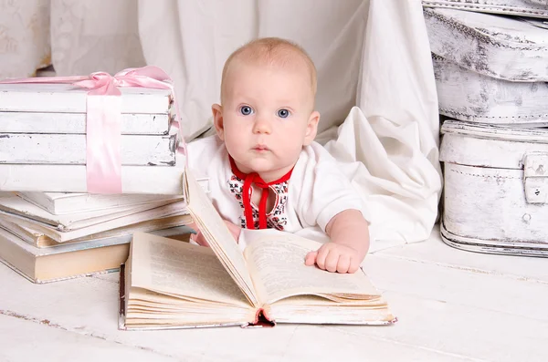 Niño en el suelo pintado blanco — Foto de Stock