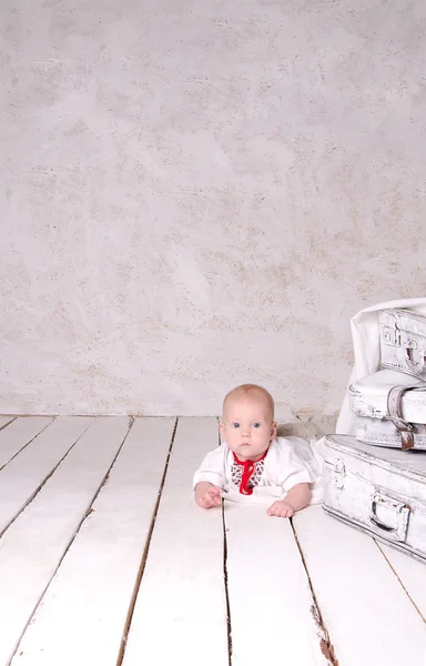 Niño en el suelo pintado blanco — Foto de Stock