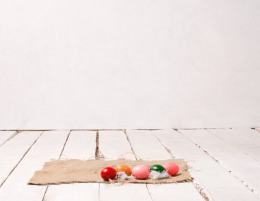 ahşap zemin üzerinde Paskalya yumurtaları