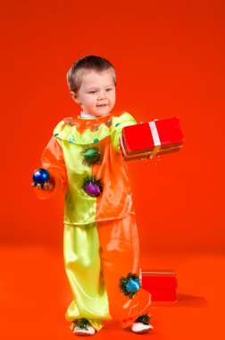 çocuk kırmızı hediye kutusu