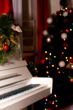 Yeni yıl Oda beyaz piyano. 