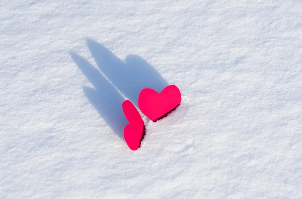 Due cuori rossi nella neve — Foto Stock