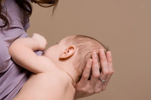 breastfeeds bebeği anne