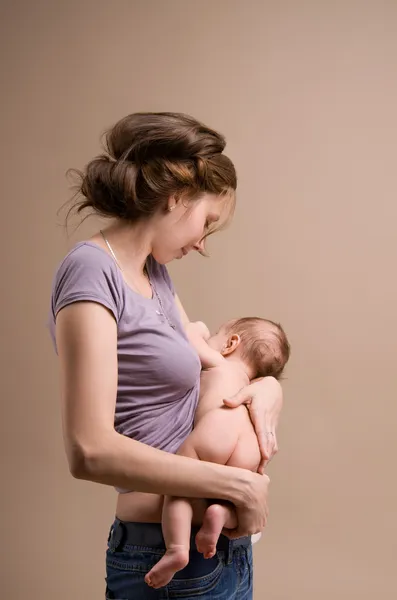 Mãe amamenta seu bebê — Fotografia de Stock