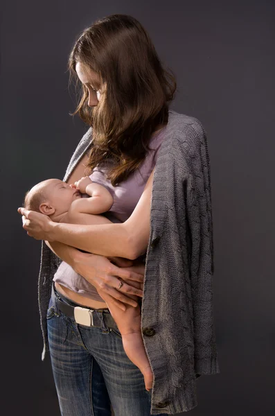 Vrouw met takken van pasgeboren baby — Stockfoto