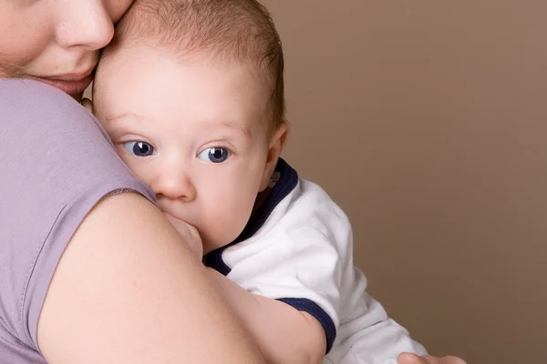 Mãe segurando bebê — Fotografia de Stock