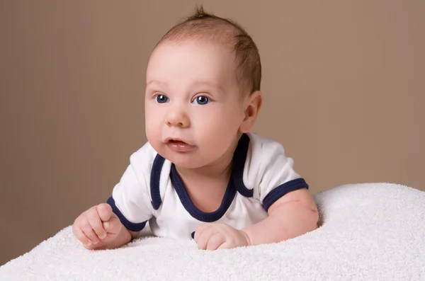 Bebê bonito na toalha branca — Fotografia de Stock