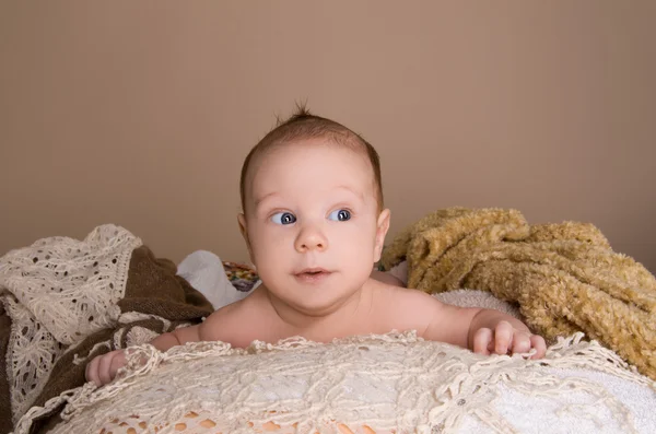 Neugeborenes Baby in hellbraunes weiches, flauschiges Tuch gewickelt — Stockfoto