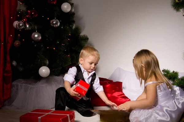 Los niños desempaquetan regalos — Foto de Stock