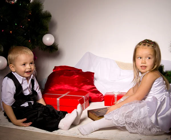 Kinderen uitpakken cadeaus — Stockfoto