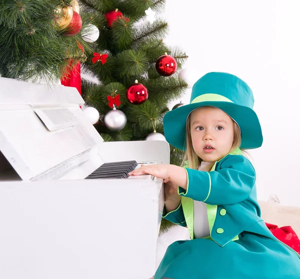 Chica tocando el piano — Foto de Stock