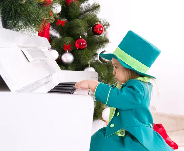 Chica tocando el piano — Foto de Stock