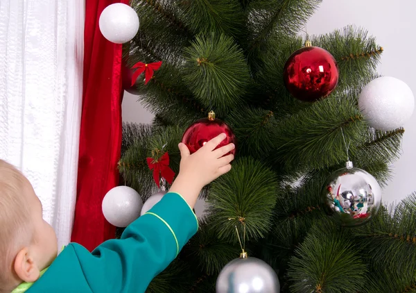 Criança decora uma árvore de Natal — Fotografia de Stock